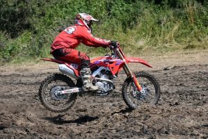 Essentiële motoruitrusting: van helmen en handschoenen tot opslagoplossingen en uitlaatsystemen